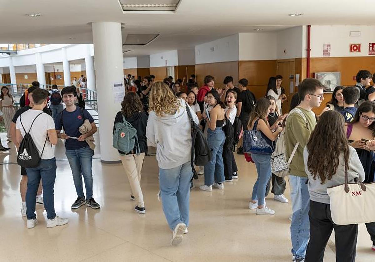 Students during the University Entrance Exams at the University of Alicante.