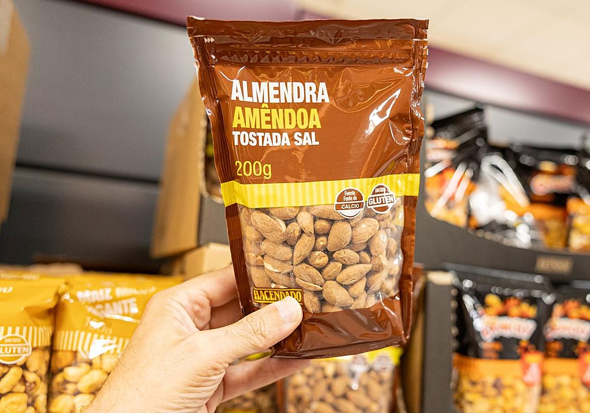 Almendras tostadas con sal en el lineal de supermercado Mercadona.