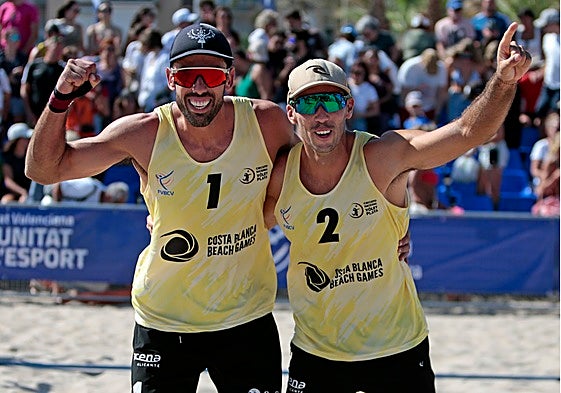 Dani Moreno y Roberto Sanfélix celebran su victoria en los Costa Blanca Beach Games.