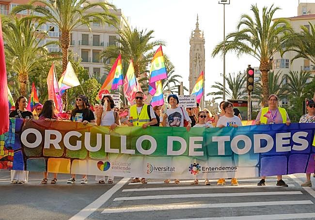 Pancarta del Orgullo 2025 en Alicante, que organiza Diversitat junto con otras entidades.