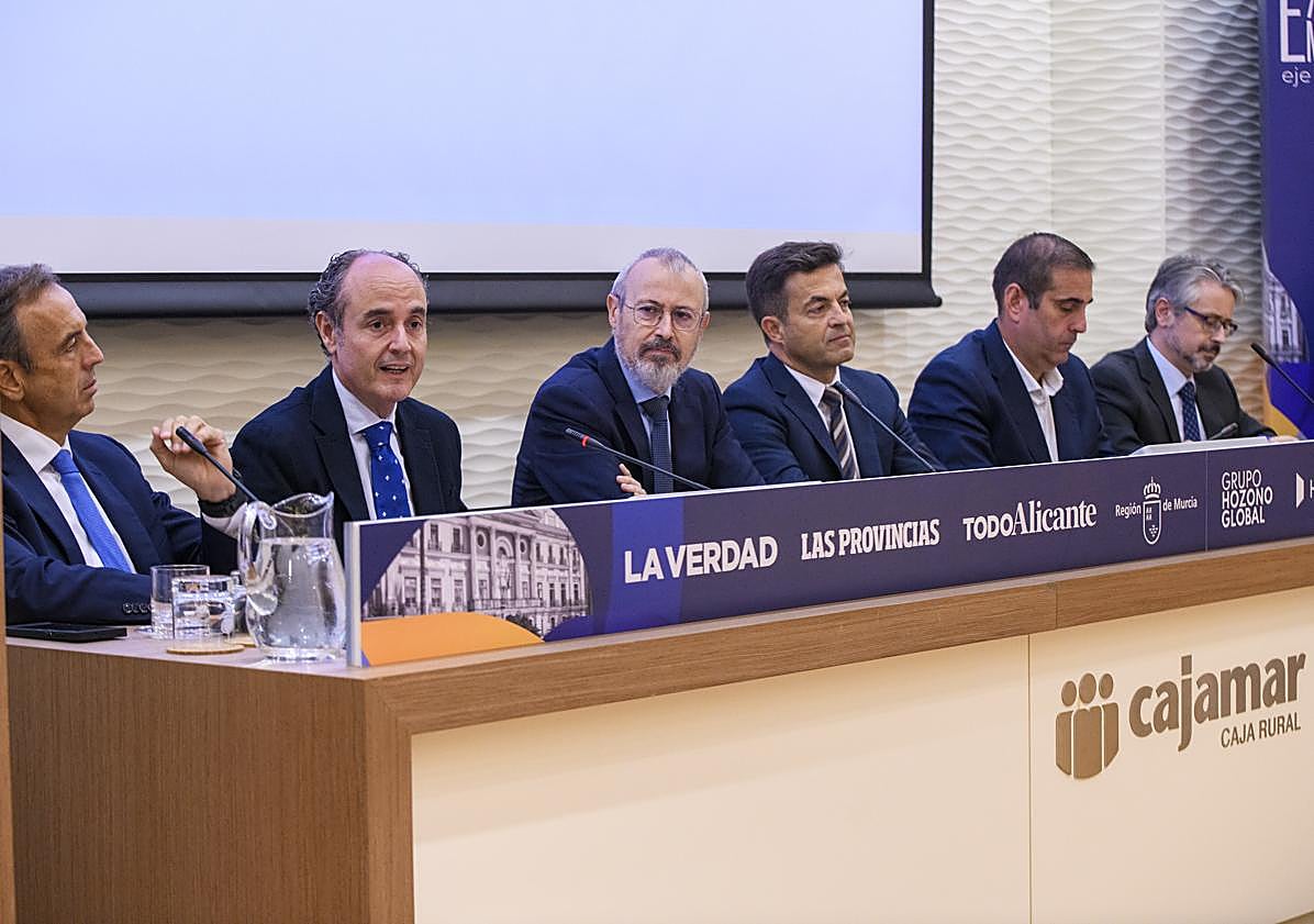 Imagen principal - Los empresarios de la Comunitat y la Región de Murcia piden un frente común para asegurar el crecimiento