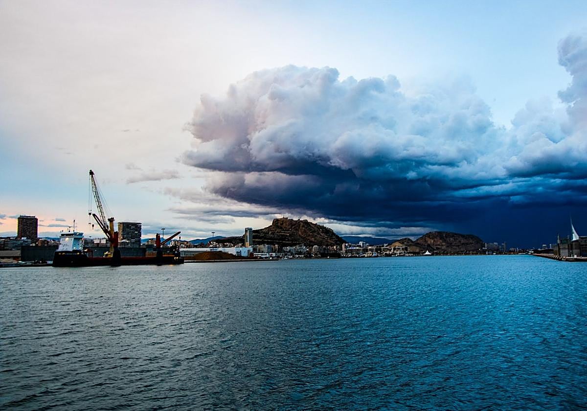 Nubes sobre la ciudad de Alicante.
