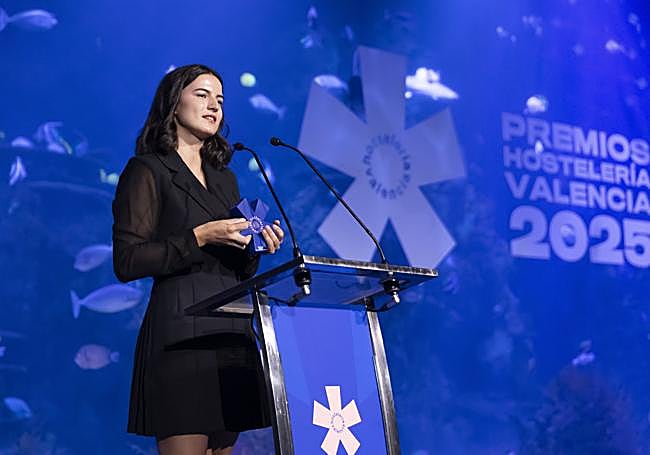 Inês Correia, de Orobianco, recoge el galardón al mejor servicio de sala.