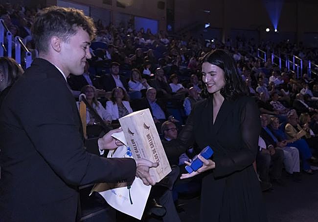 Inês Correia, de Orobianco, recoge el galardón al mejor servicio de sala.
