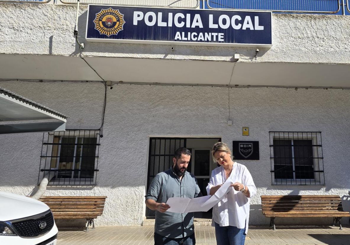 Vox's deputy spokesperson, Mario Ortolá, and the Infrastructure Councillor, Cristina García, in front of the Local Police station.