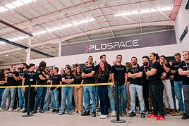 Parte de la plantilla de PLD Space durante un evento.