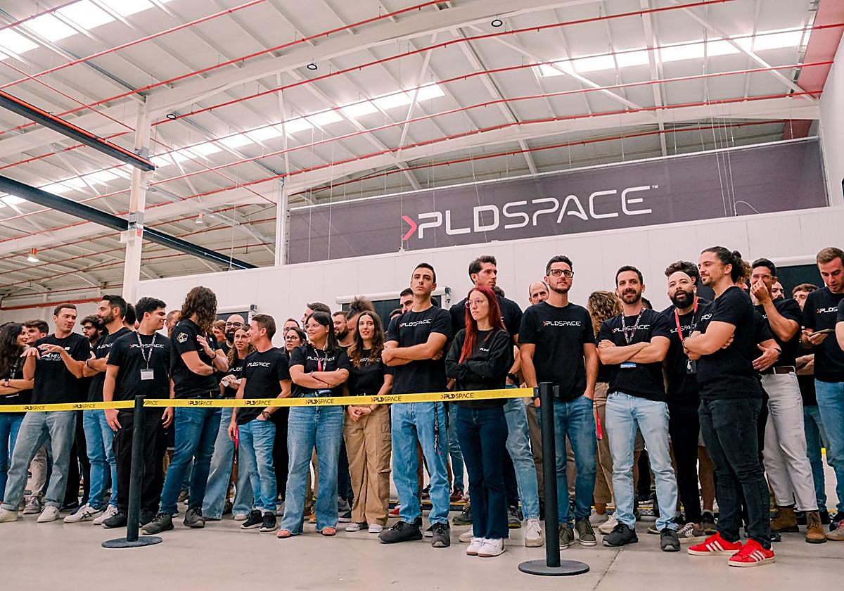 Parte de la plantilla de PLD Space durante un evento.