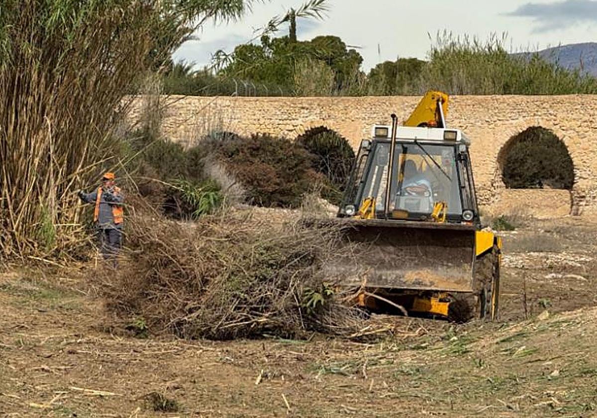 Técnicos de Aigües d'Elx revisan imbornales y estaciones de bombeo ante la llegada de lluvias torrenciales.