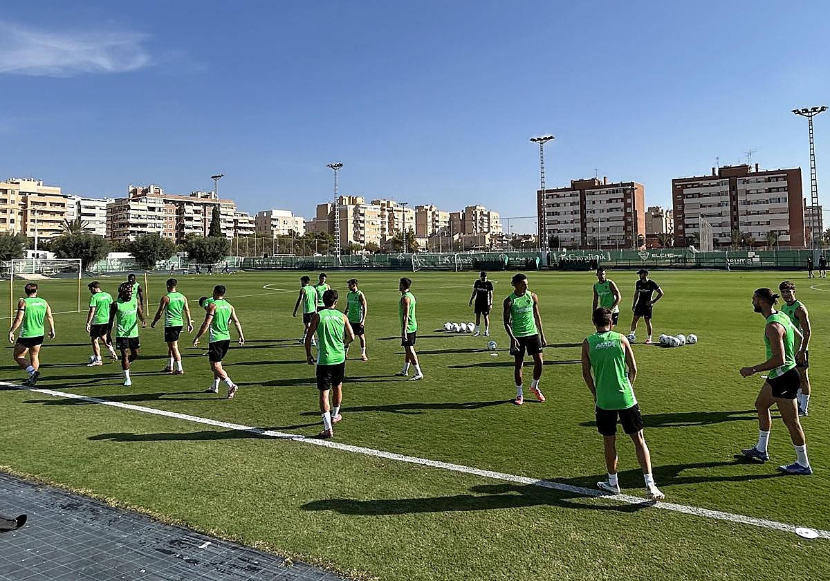 La plantilla del Elche durante el entrenamiento.