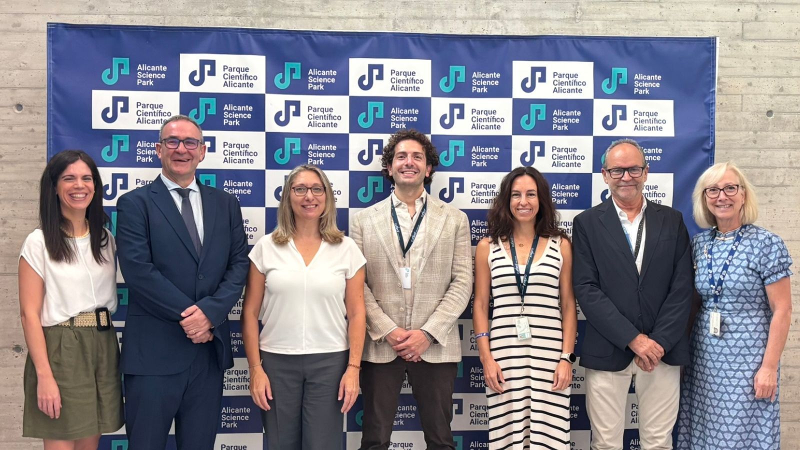 Patricia Izquierdo, tècnica en el PCA; Esteban Pelayo, gerent del PCA; María Jesús Pastor, vicerectora de la UA; Deyaa AbuSalim, director general de Curaleaf España i Medalchemy; Teresa Marco, Head of Supply Chain de Curaleaf España; Javier Soto, director d'API en Medalchemy, i Elena Iborra, responsable d'RH en Medalchemy.