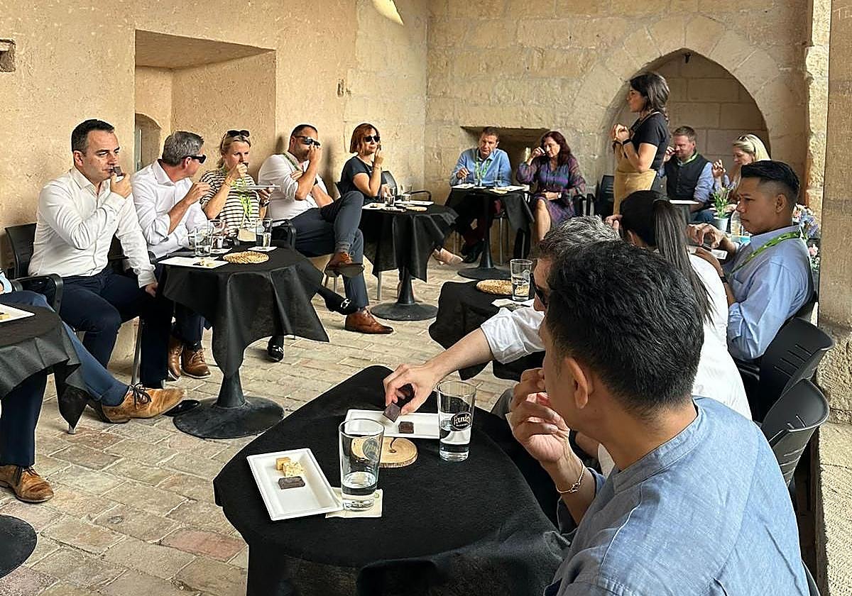 The director of the Costa Blanca Board, José Mancebo, alongside the director of Alicante-Elche Miguel Hernández Airport, Laura Navarro, and representatives from Skyway, AENA, and EuroControl.