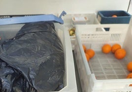 Una furgoneta de reparto con comida y residuos separados por centímetros.