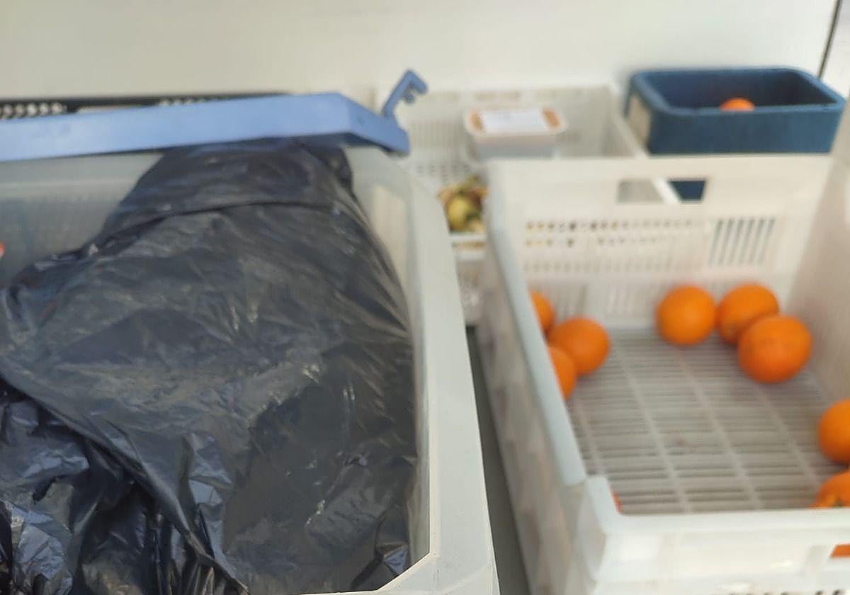 Una furgoneta de reparto con comida y residuos separados por centímetros.