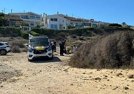 La Policía Local atiende a los ocupantes de la patera rescatada en el Cabo de la Huerta.