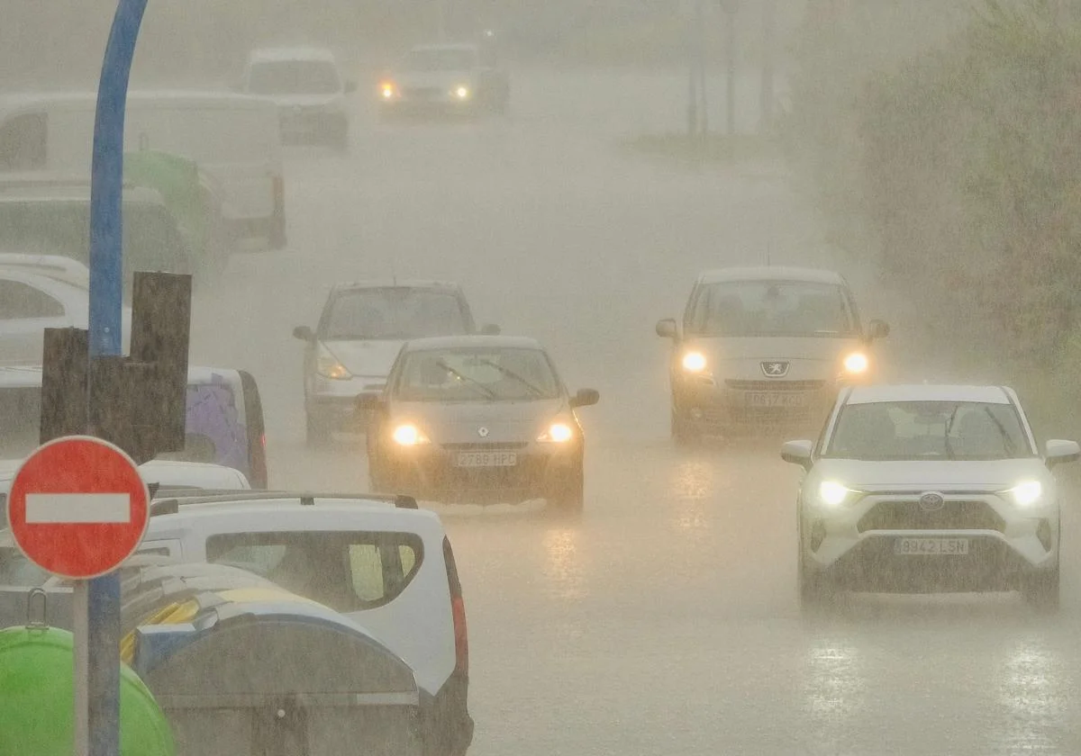 Imagen principal - Alicante espera la alerta roja con más de 120 litros acumulados en puntos del interior de la provincia