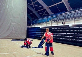 Voluntarios de Cruz Roja habilitan un albergue provisional en el pabellón de Torrevieja.
