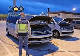 Los agentes de Policía Nacional, con algunos de los vehículos involucrados en el operativo.