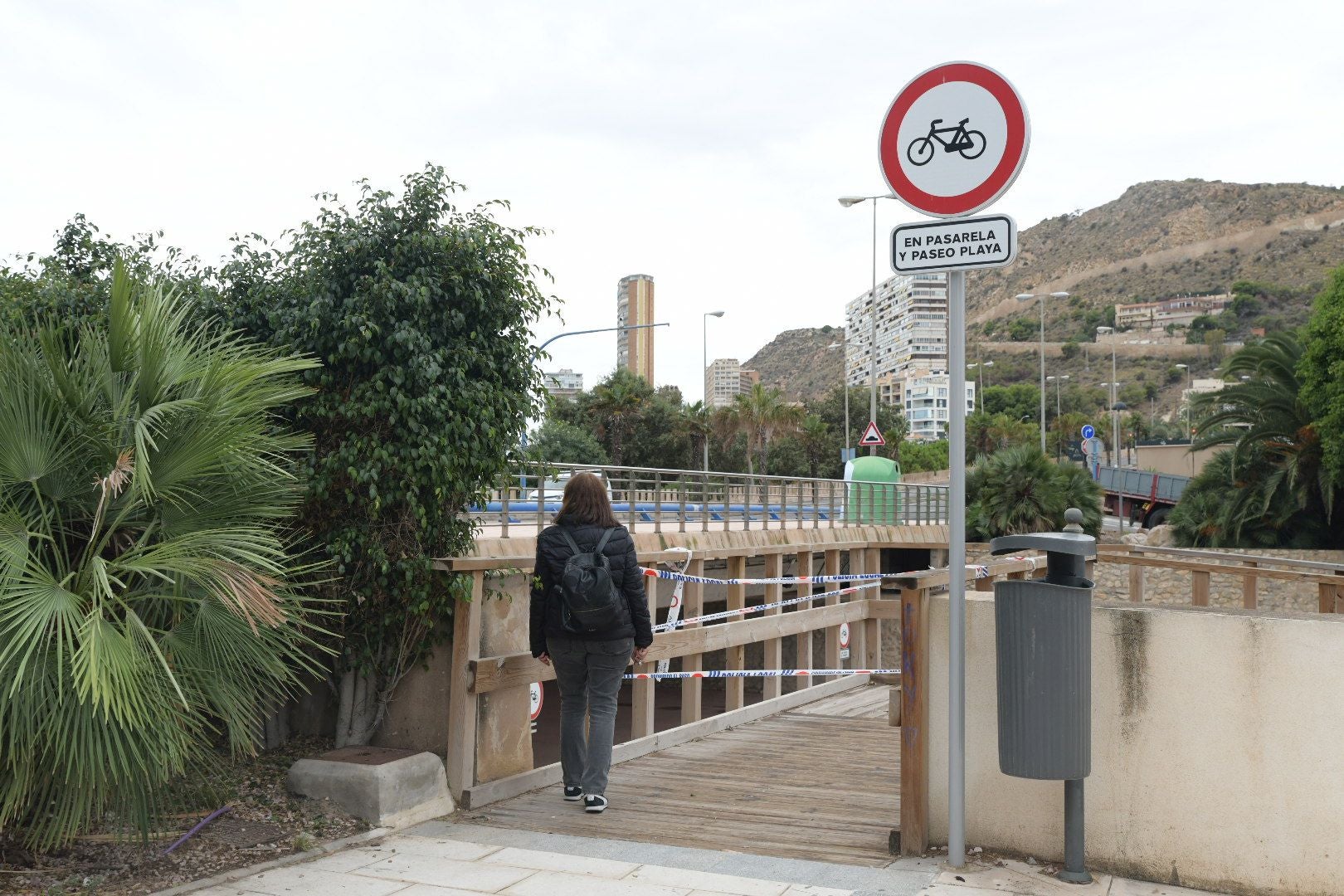 El temporal engulle la playa de la Albufereta de Alicante
