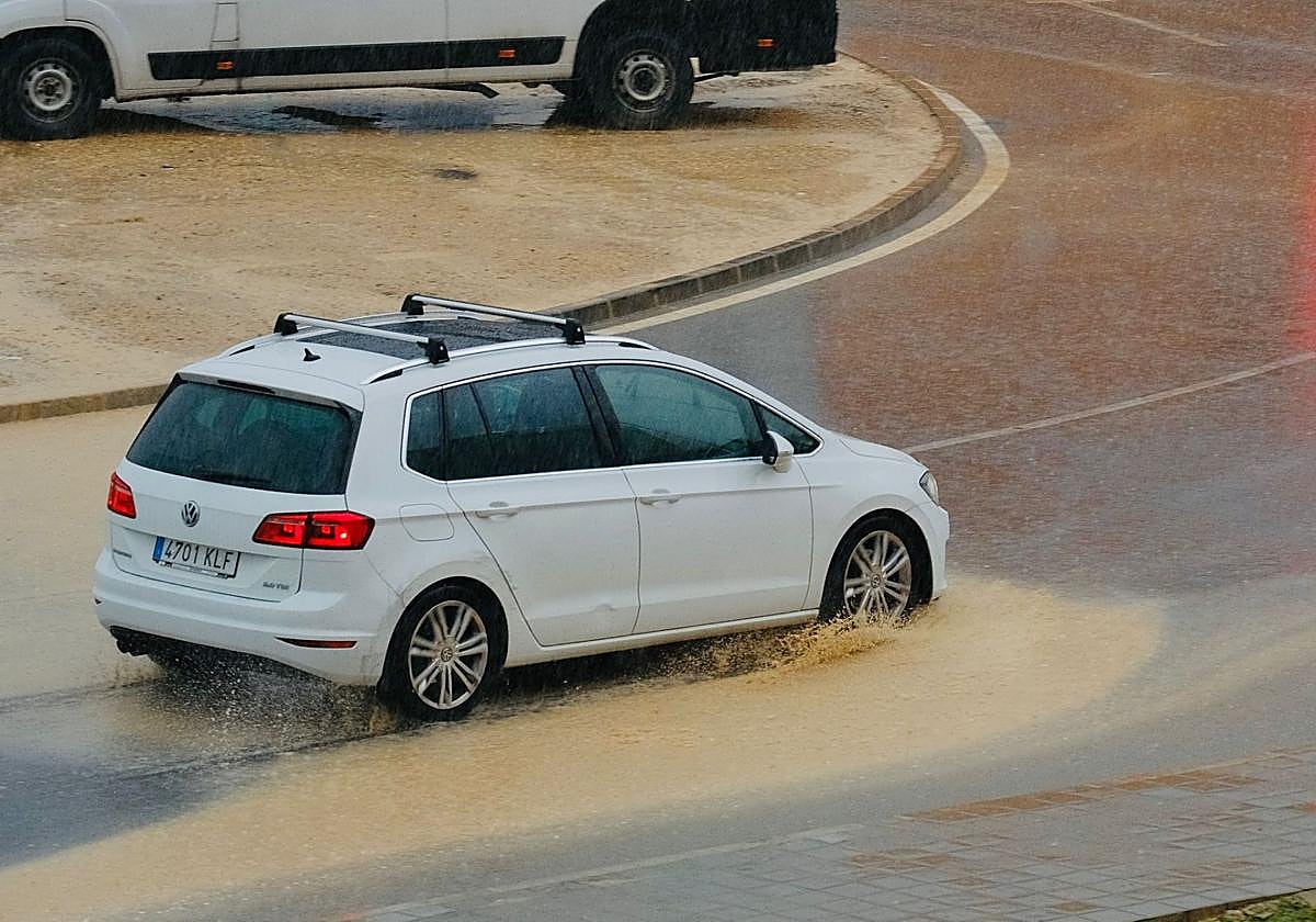Un coche en una calle inundada.