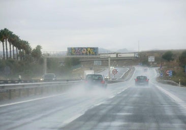 Los bomberos han atendido 20 incidencias por el temporal de lluvia y viento durante la madrugada