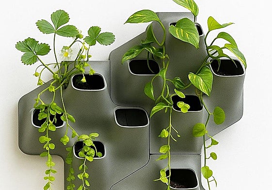 Las piezas de la fachada vegetal, con plantas artificiales.