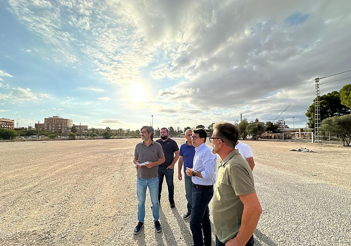 The mayor during the visit to the site that will become San Vicente's new green lung.