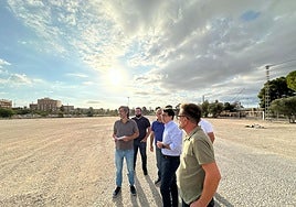El alcalde, durante la visita al solar que se convertirá en nuevo pulmón verde de San Vicente.
