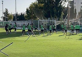 La plantilla del Elche CF se ejercita en el Diego Quiles para preparar el duelo ante el Athletic Club.