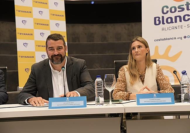 La portavoz de Ryanair en España, Alejandra Ruiz, junto a José Mancebo.