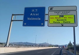 Los indicativos en la autopista con la gratuidad ya anunciada.