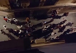 Aglomeración de jóvenes de madrugada en las puertas de un pub del Casco Antiguo, en una imagen grabada por los vecinos.