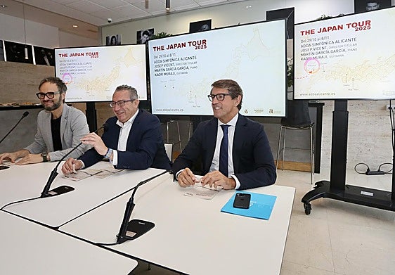 El presidente de la Diputación, Toni Pérez, junto al diputado de Cultura, Juan de Dios Navarro, y el director del ADDA, Josep Vicent.