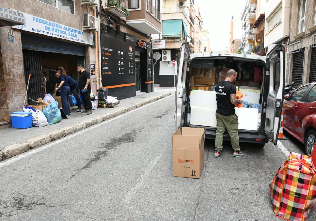 José recogiendo alimentos en Alicante.