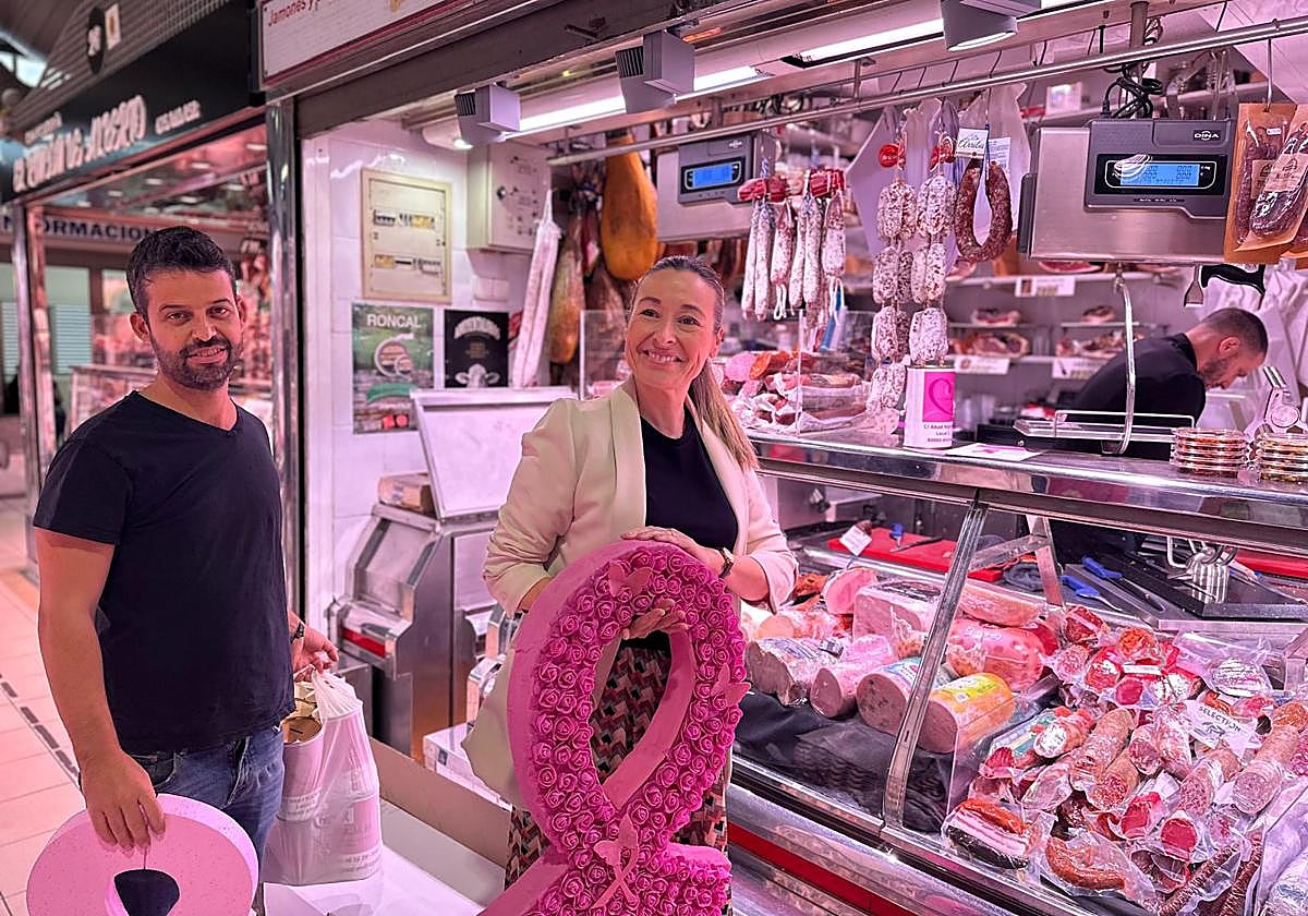 Councillor for Markets, Lidia López, wearing a pink ribbon, symbol of the fight against breast cancer.