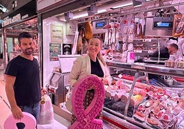 La concejala de Mercados, Lidia López, con un lazo rosa, símbolo de la lucha contra el cáncer de mama.