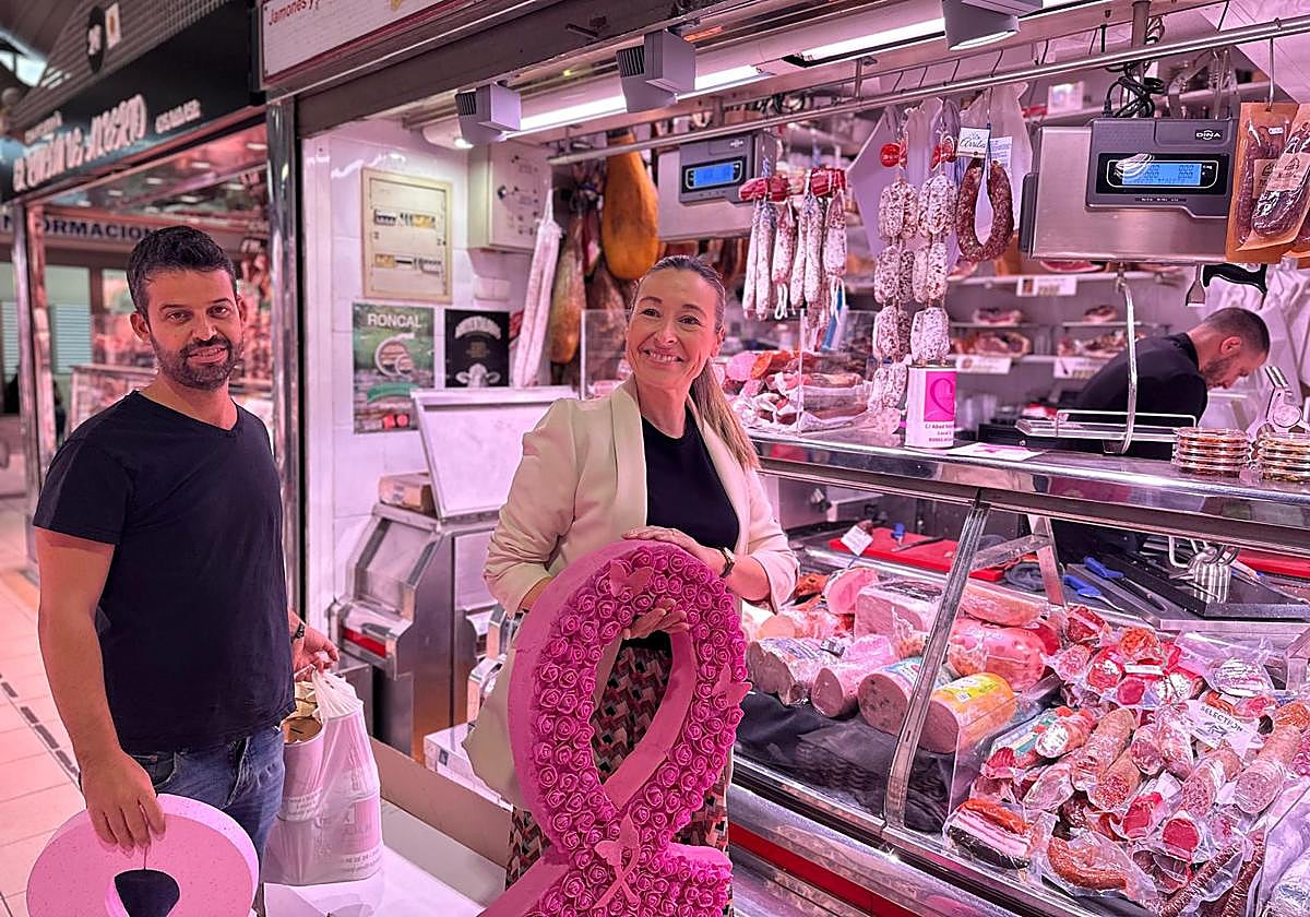 La concejala de Mercados, Lidia López, con un lazo rosa, símbolo de la lucha contra el cáncer de mama.