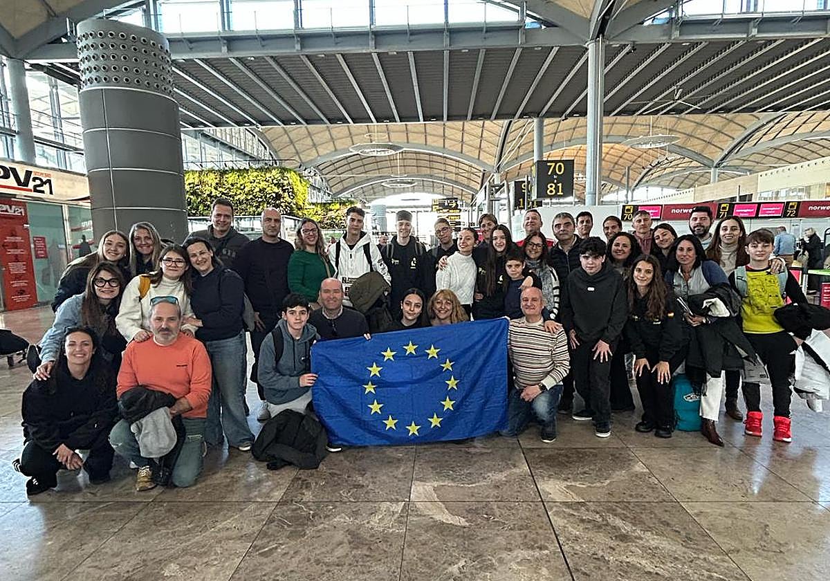 The Alicante delegation at the airport, en route to Ireland.