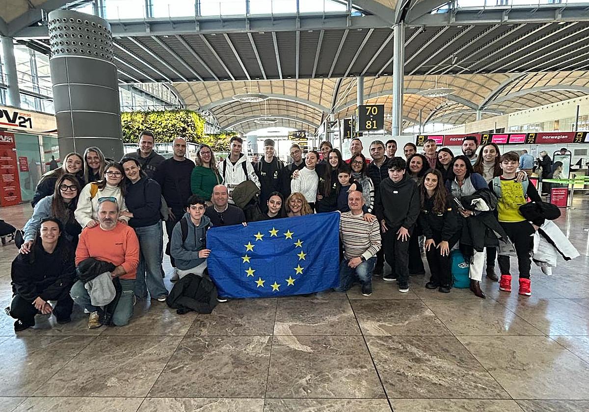 La expedición alicantina, en el aeropuerto, camino de Irlanda.