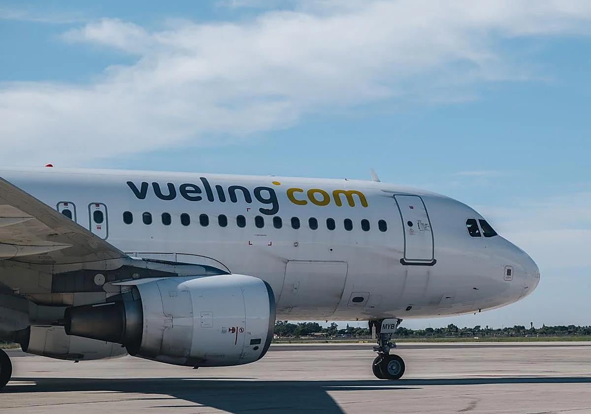 Un avión de Vueling en el aeropuerto Alicante-Elche.
