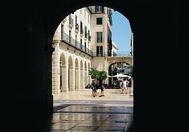 Vistas a la plaza del Ayuntamiento desde el interior de la Casa Consistorial.