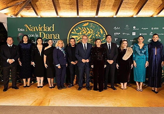 Las autoridades, con la Corte del Foc, en la Gala Solidaria del año 2024.