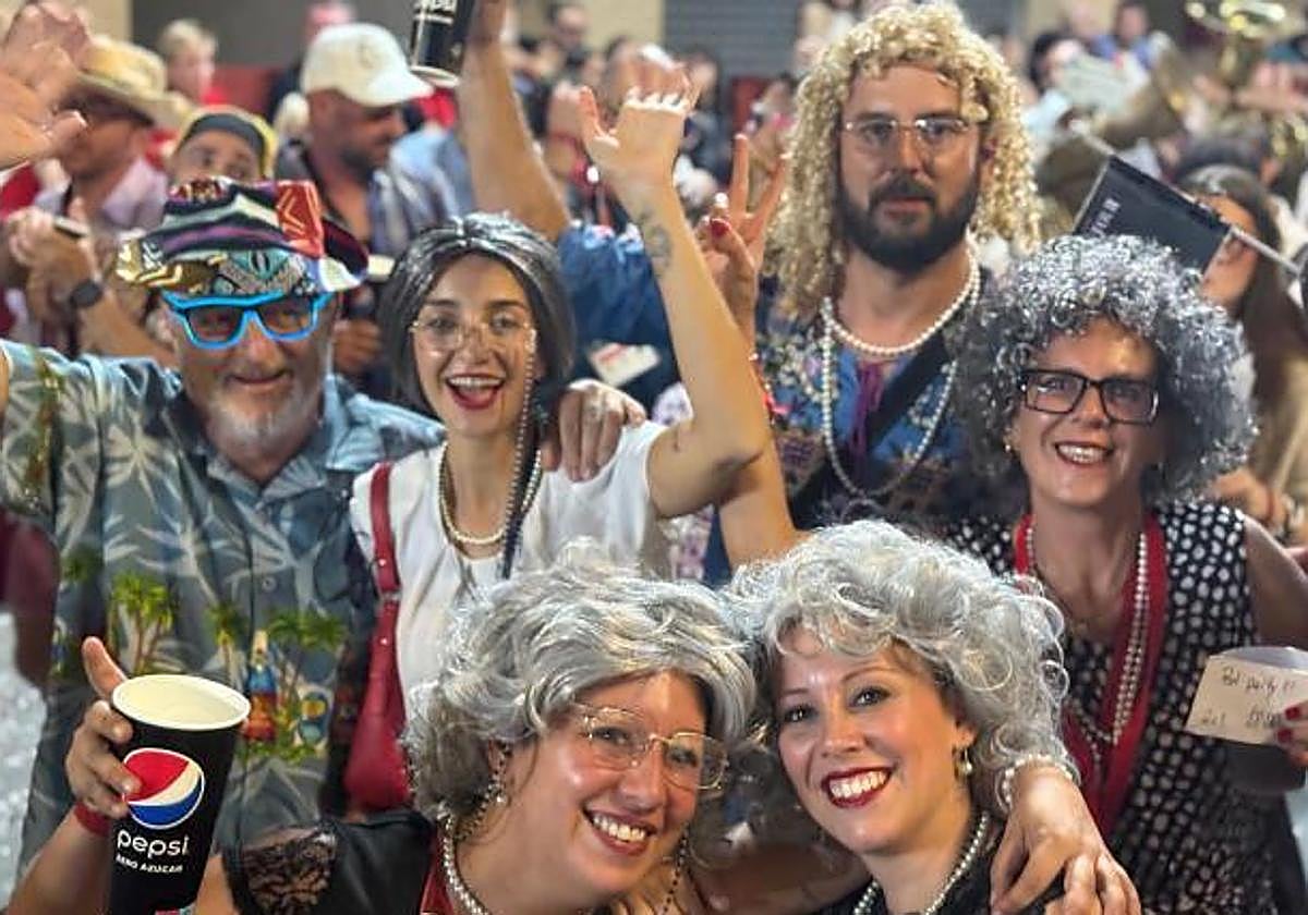 The troupes of El Campello filled the traditional retreta of the Moors and Christians festival with humour, colour, and music.