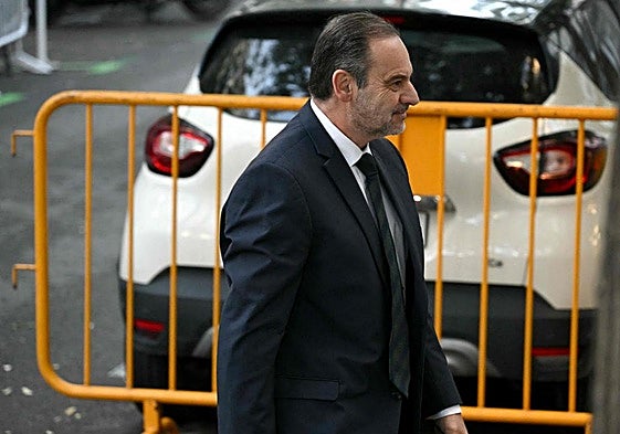 El exministro José Luis Ábalos, este miércoles, entrando a declarar en el Supremo.