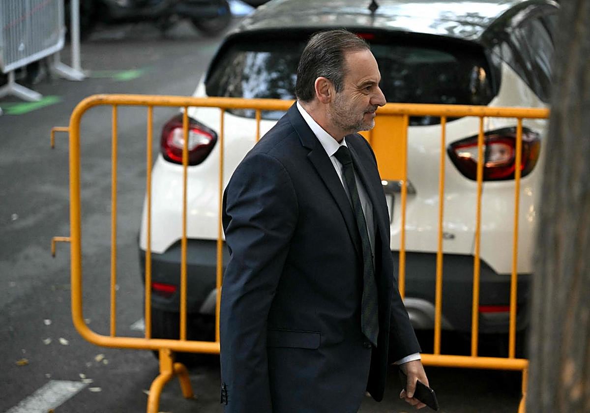 El exministro José Luis Ábalos, este miércoles, entrando a declarar en el Supremo.