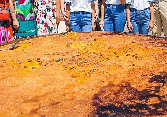 Arroz con costra gigante en Elche.