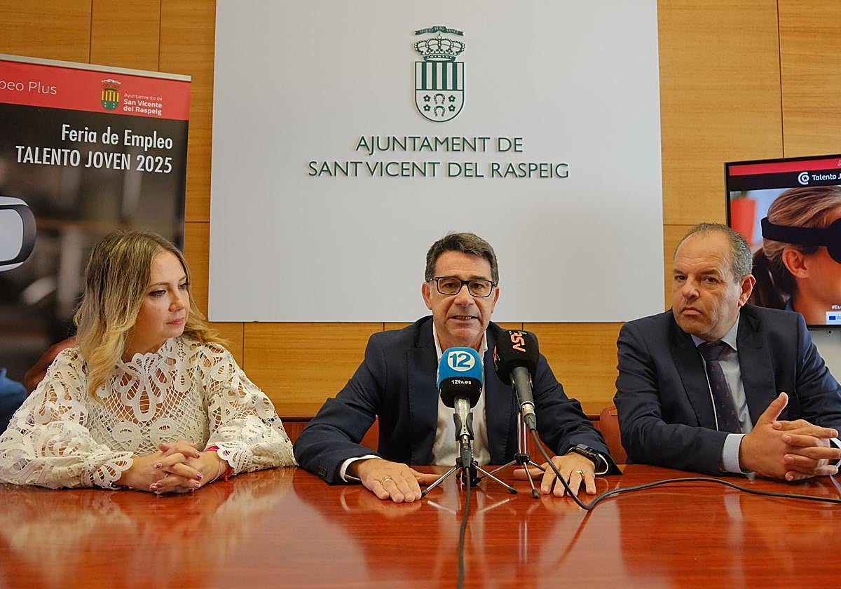 The Councillor for Employment and Local Development, Lourdes Galiana; the Mayor of San Vicente, Pachi Pascual, and the President of the Chamber of Commerce, Carlos Baño.