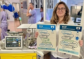 La Dr. Mariola Martínez Juan con carteles para instruir en maniobras RCP.