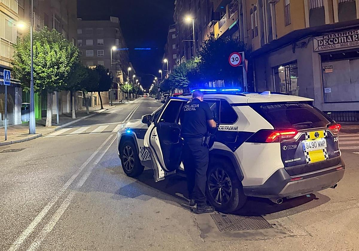 Imagen principal - Una pareja ayuda a una persona ebria en plena calle y acaban detenidos al descubrir que son fugitivos