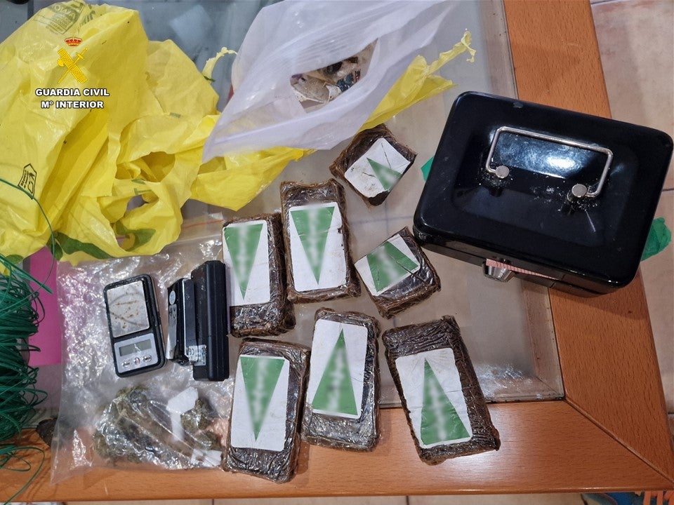 Sustancias estupefacientes y material decomisado en los registros domiciliarios.