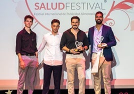 Responsables de la firma HealthMate en el momento de recoger el premio.